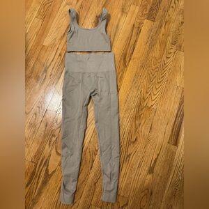 Set Active SCULPTFLEX® BOX CUT BRA AND LEGGINGS in Sand